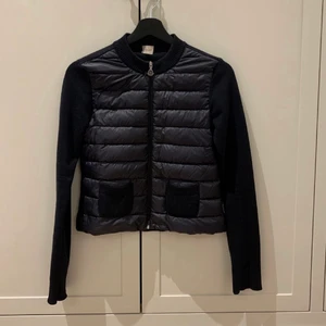Moncler cardigan  - Säljer den här marinblåa/mörkblåa äkta moncler cardigan, som är sjukt snygg! Använder den knappt längre, och den är i jättebra skick❣️Storlek 14år men känns som XS/S, finns en QR kod på jackan som visar att den är äkta❣️buda eller köp direkt pris som diskuteras 😇
