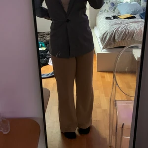 Grå kavaj - Oversized grå kavaj utan kavajbyxor. Skön men tajta armar för mig. Lite för stor för mig dock. Väldigt fin och passar bra när man ska vara finklädd. Frakt 26kr 