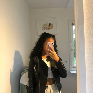 Skinnjacka  - En så fin skinnjacka som jag tror är köpt på Chiquelle och är i str 38. Knappt använd och kan mötas upp eller frakta!!☺️