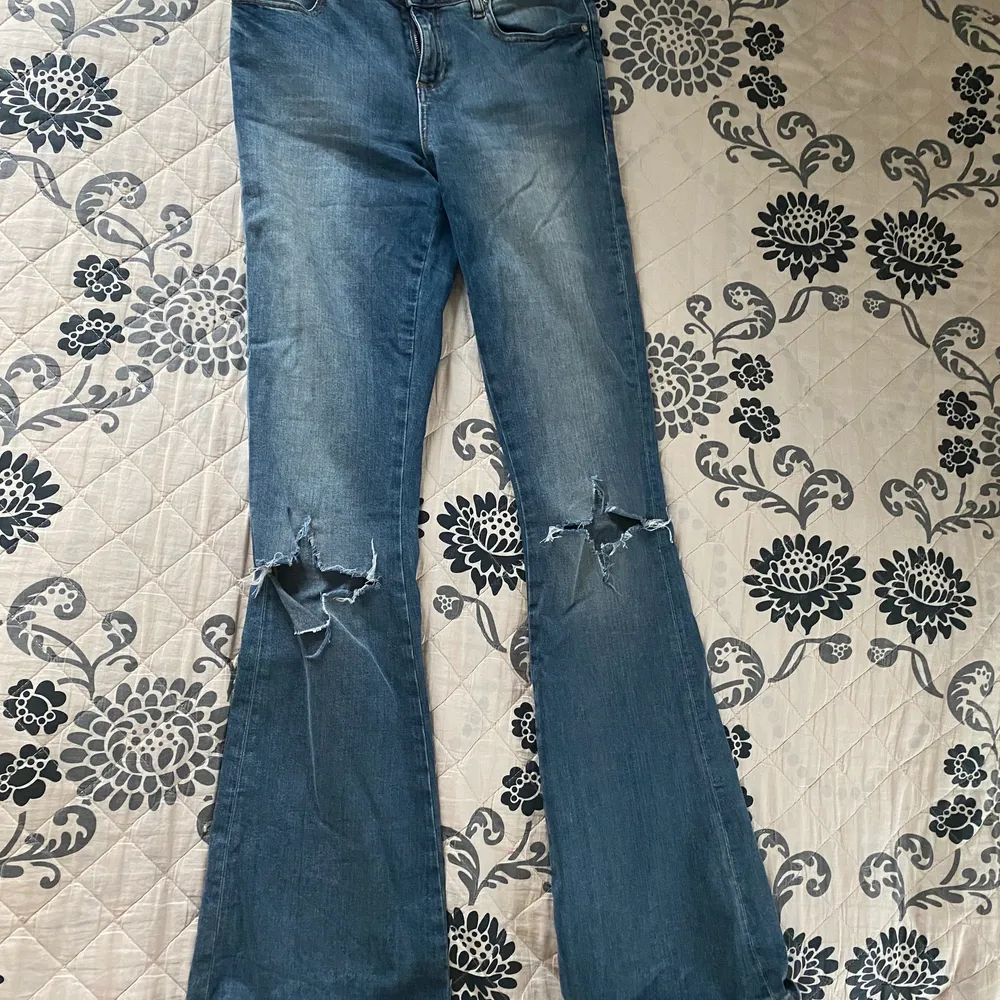 Jeans från asos som är för små för mig. Topskick. De är håliga och  långa.. Jeans & Byxor.