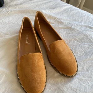 Bruna söta skor   - Stl 40 men passar även 39, 150 kr 