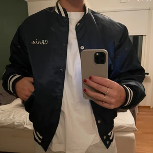 College jacka  - Blå collegejacka köpt vintage. Storlek medium i oversized modell så sitter som en L. Skicket är som oanvänd. Frakt tillkommer!