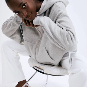 H&M Trend Hoodie  - Boxad grå ziphoodie från HM Trend. Säljer då jag råka köpa två. Helt oanvänd! Jag är 170 cm och går inte över rumpan. Finns endast online och i stl XL kvar. Passar bra på mig som vanligtvis bär s/m i liknande kläder! Köpt för 399kr