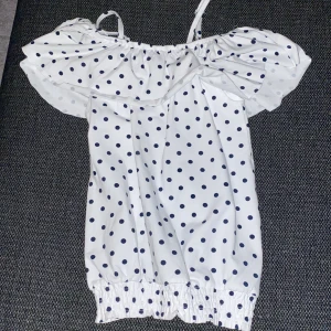 Vanlig topp  - En vit prickig topp som är oanvänd 