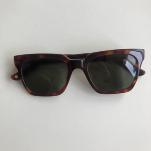 Nividas Oslo large - Polariserande solglasögon från Nividas, modellen heter Oslo large. Mkt fint skick, grönt glas och sköldpaddbågar. Inköpspris 1000 kr. Orginalfodral med putsduk medkommer.