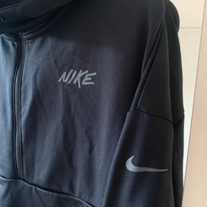 Nike huddi  - Stor och mjuk nike huddi! Dragkedja från hals halvvägs ner på tröjan, stor magficka! Är i storlek xxl så är stor men inte längre än en vanlig huddi. Vid fler frågor bara skriv 😊 köparen står för frakt 🚚 