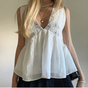 Vit topp med spetsdetaljer - Säljer denna vita topp med spetsdetaljer köpt från Zara. Matchar till allt. Aldrig använd. Storlek är XS men passar även S. Om fler är intresserade blir det budgivning. *Frakt tillkommer*