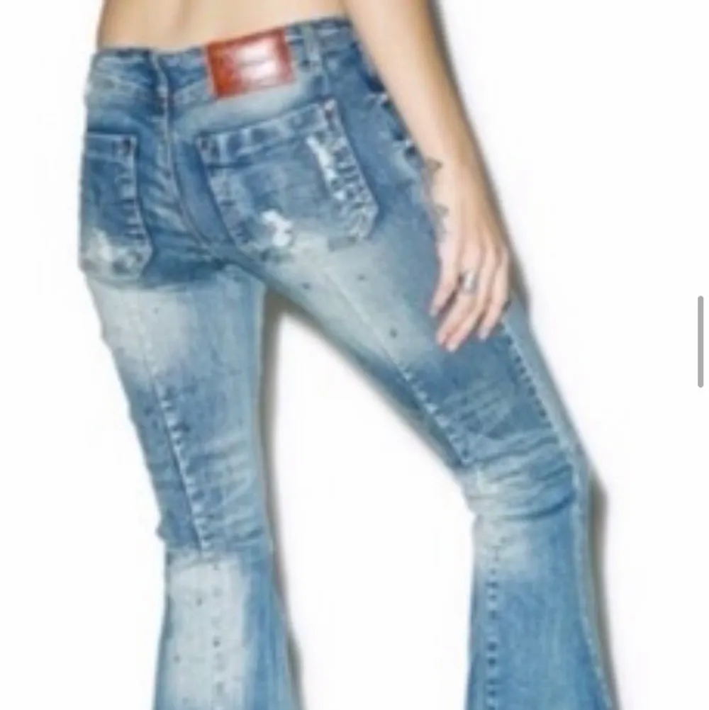 Säljer dessa supersnygga ”extreme flare” jeansen från one teaspoon i nyskick! Inköpta för 2000kr och använda 2gr :) Passar Xs-S. Jeans & Byxor.