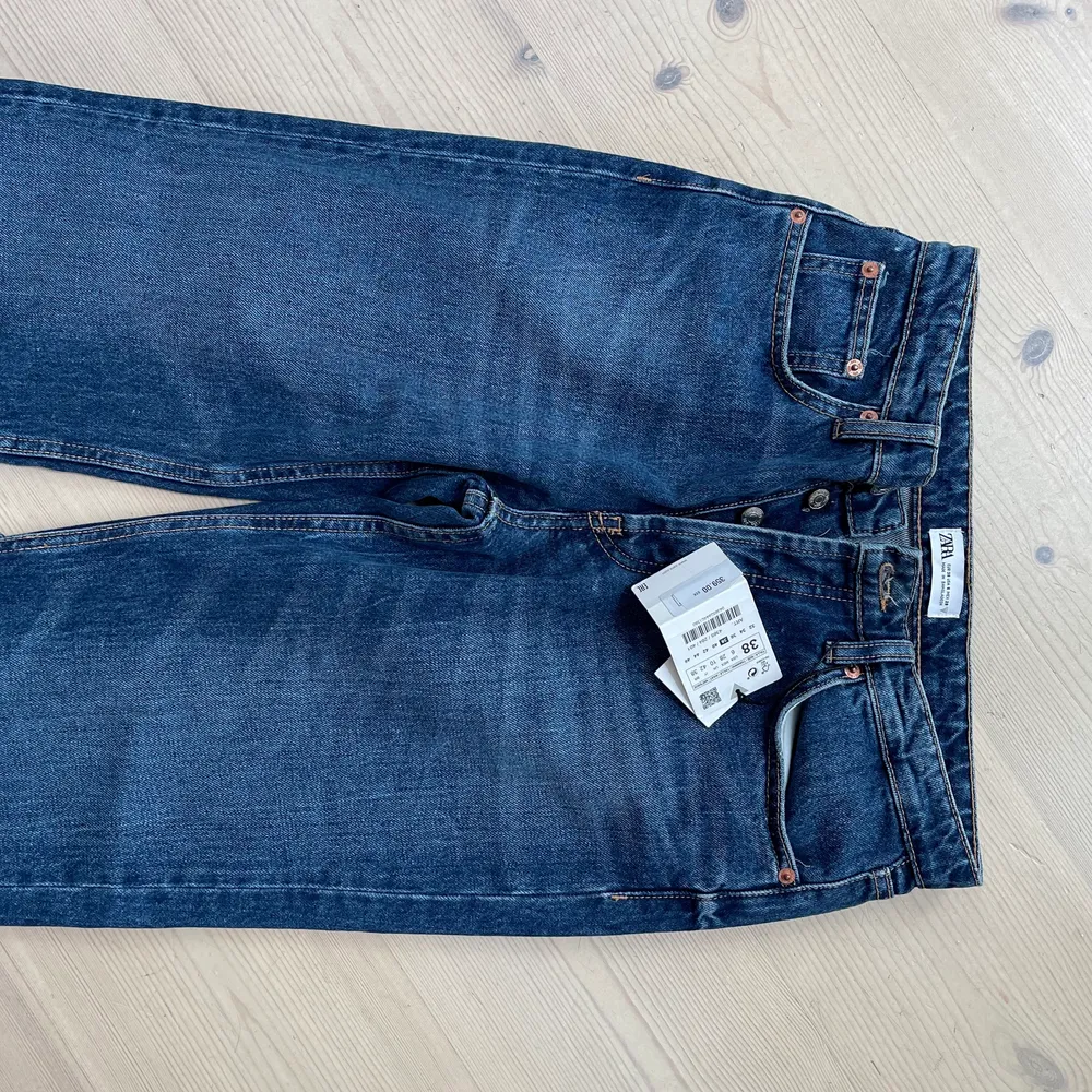 Första bild lånad! Slutsålda populära Zara jeans i midrise modellen. Köpta här på plick men tyvärr lite för små. Storlek 38, prislapp kvar! Skriv för direkt köp. Jeans & Byxor.