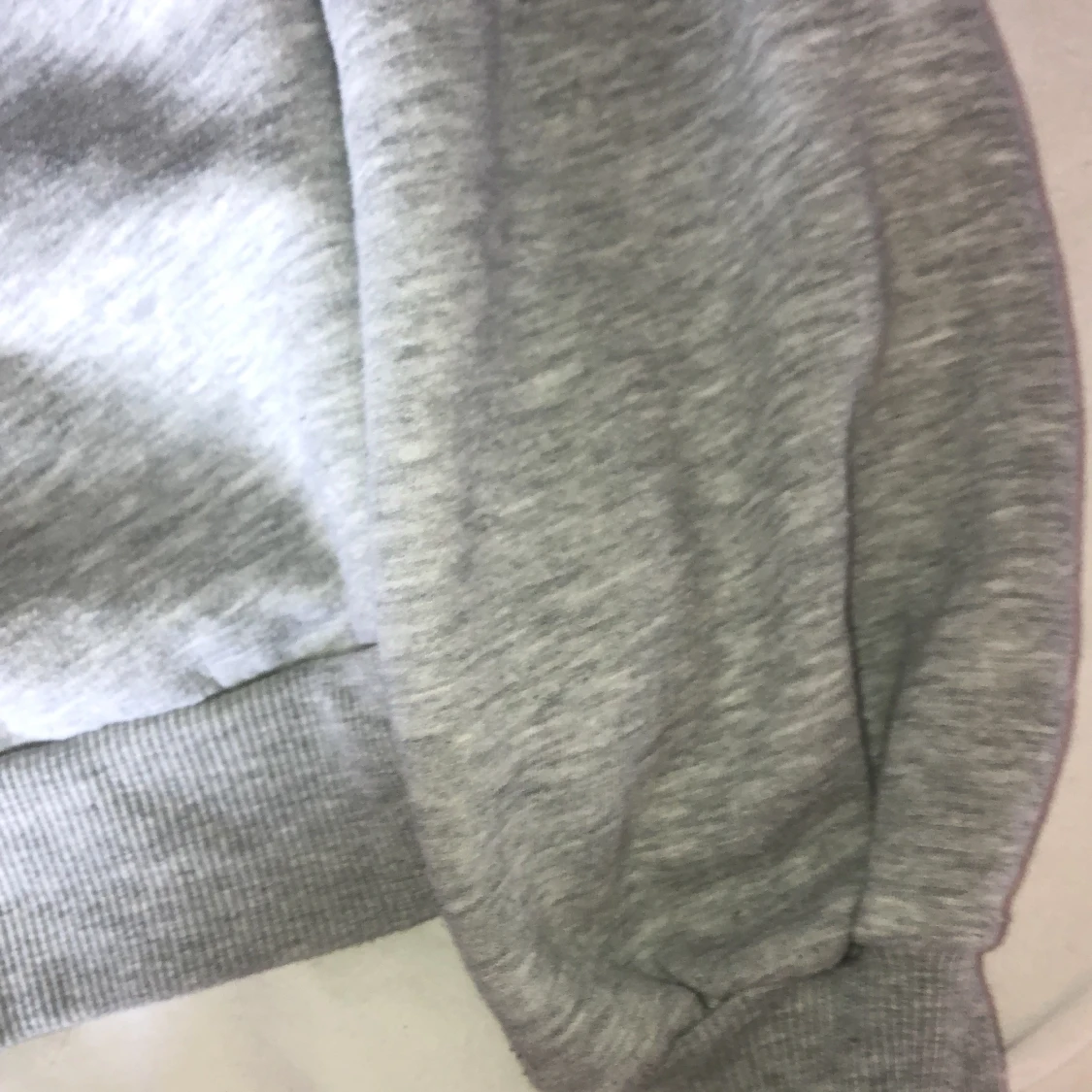 Mysig off-shouldet sweater i grå  - 91
