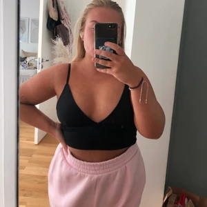 H&M topp - Storlek S men passar M, använd fåtal gånger