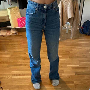 zara jeans - zara high rise full lenght jeans, så fina men är tyvärr lite stora på mig, storlek 36 skulle säga att de passar 34/36. Endast använda en gång så i nyskick. köpta för 360, köp direkt för 200+frakt