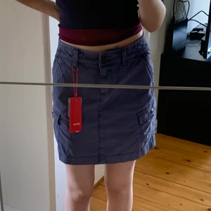 Esprit - Kjol från esprit, stl 34. Säljer då den är för stor för mig. Nya och lappen kvar. 60kr plus frakt🌸