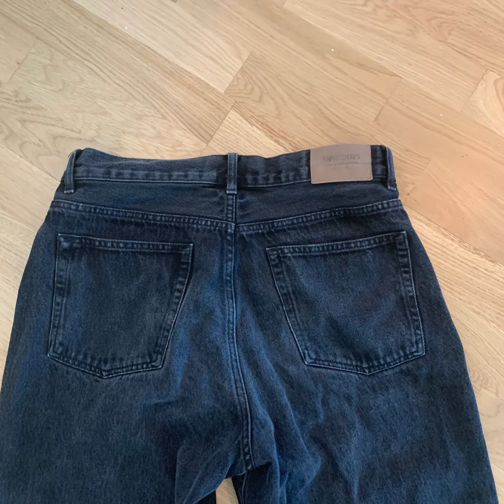 Superfina baggy Svart/gråa sweet skater jeans köpta för 500kr. Herr jeans, men kan användas av båda tjejer och killar. Är urtvättade men gav de bara en trendig svart/grå färg,  inga andra slitningar eller hål. Strl M och personen som har på sig dom är lite under 180. Buda gärna💕. Jeans & Byxor.