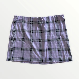 Ljuslila rutig kjol - En rutig kjol från H&M, knappt använd. I fint skick. Köp nu! ✨