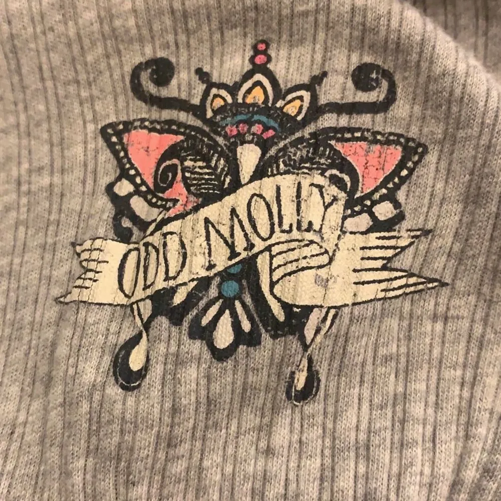 Fin ljusgrå Odd Molly tröja i storlek S. Den är i bra skick och sitter bra på, den är stretchig i ärmarna. Köparen står för frakten😊. Tröjor & Koftor.