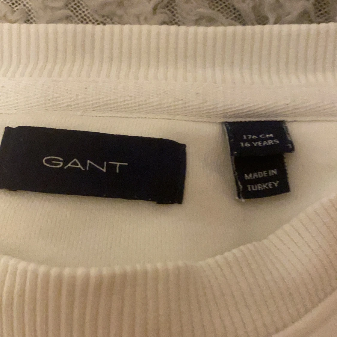 En vit gant tröja använd kostar 200kr  - 91