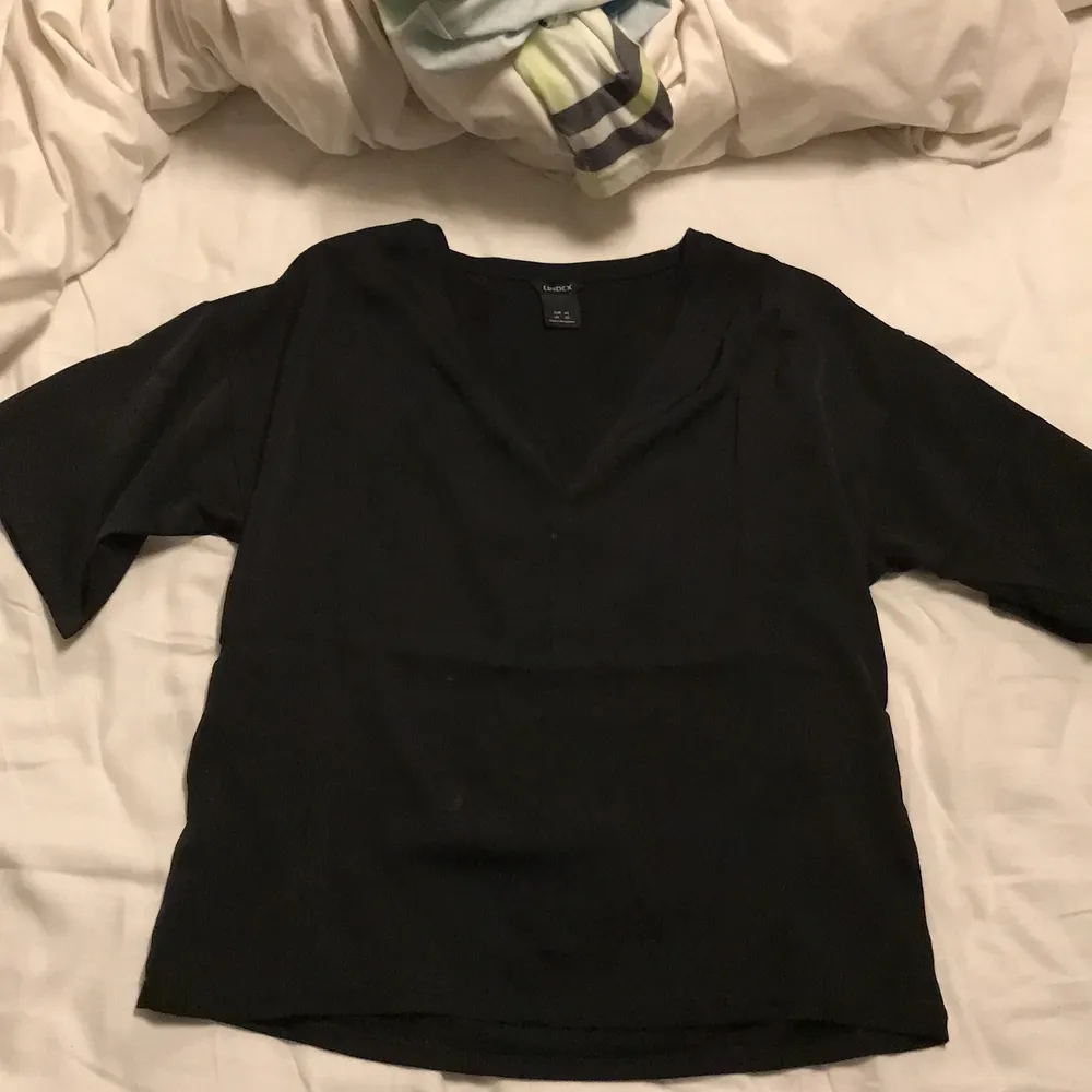 Svart tröja från Lindex i storlek XS🖤Säljer den för 80 kr +frakt🥰. T-shirts.