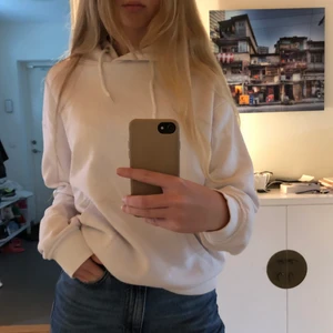 Hoodie Vit strl S - En jättefin hoode från even&odd i strl S och knappt använd. Köpare står för frakt 📦. Skriv privat vid intresse!💕