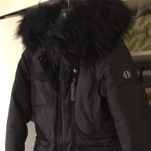 S/m - Helt ny, inga håll 6 fickor , varm och mjuk päls , priset är 3700