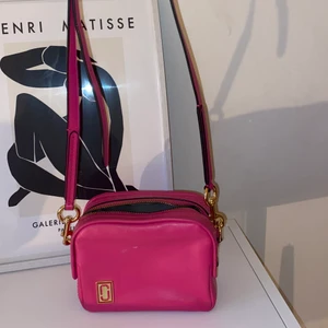 Marc Jacobs väska  - Rosa jättefin Marc Jacobs väska, köpt för runt 2000kr. Har ett litet vitt märke som syns på första bilden men det syns ej på långt håll! Därav det billiga priset. Köparen står för frakt och betalning via swish 💖💖💖