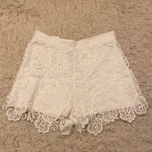 Spets shorts - Säljer dessa söta spets shorts från Lindex då de tyvärr är för små för mig. Köparen står för frakten. 