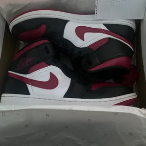 Jordan 1 mid - Säljes Jordan 1 mid bred toe noble red. Nyskick nästan aldrig använda. Inga tecken på att de är använda osv. Strl 44 extra röda och vita snören följer med. Skicka PM vid frågor.