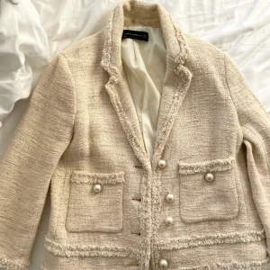 Zara kofta/blazer S - Snygg blazer jacka/kofta från Zara använd ett par gång, utmärkt skick! Kan skickas mot fraktkostnad 💕