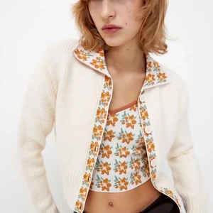 ZARA KOFTA - Säljer min snygga och eftertraktade zara kofta! Den är i storlek M men passar bra på mig som är en S!❤️‍🔥 köparen står för frakten😇