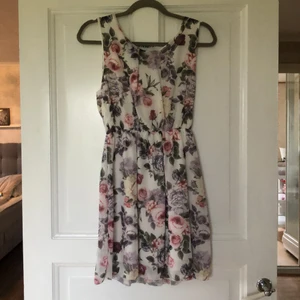 Blommig klänning strl M - Jättefin blommig klänning storlek M.