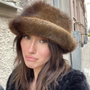 Pälsmössa  - Jättefin pälsmössa med äkta päls som tyvärr är för liten för mig!! 