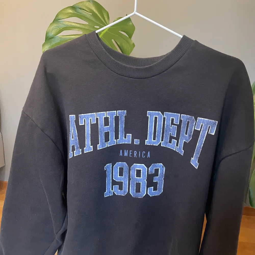 Säljer denna fina sweatshirt ifrån ginatricot 💙🖤 fint skick, storlek: M . Hoodies.
