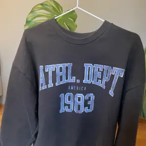 Säljer denna fina sweatshirt ifrån ginatricot 💙🖤 fint skick, storlek: M 