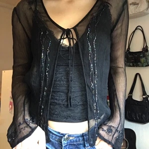 Front Knit top - Så vacker mesh ish tröja med små pärlor och broderade blommor. Passar till allt.