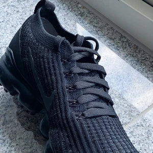 Nike Air Vapormax - Sparsamt använda, ser ut som nya! Ny pris 2499 säljer mina för 1999, vill du ha fler bilder är det bara att säga till!