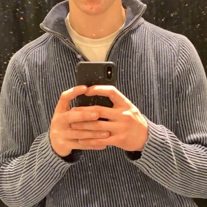 Tröja - Snygg tröja med snygga nyanser av blå (se sista bild för tydligare färg) en favorit som använts en del men som fortfarande har sin kvalitet. Jag är 180 och sitter perfekt för mig. Köpt på en lite mer exklusiv secondhand butik i Stockholm för 200. Skulle gissa på att den är vintage🤷🏻‍♂️