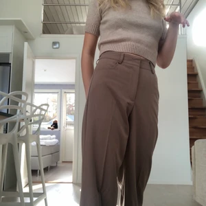 Beiga kostymbyxor - Knappt använda beiga kostymbyxor från NA-KD 