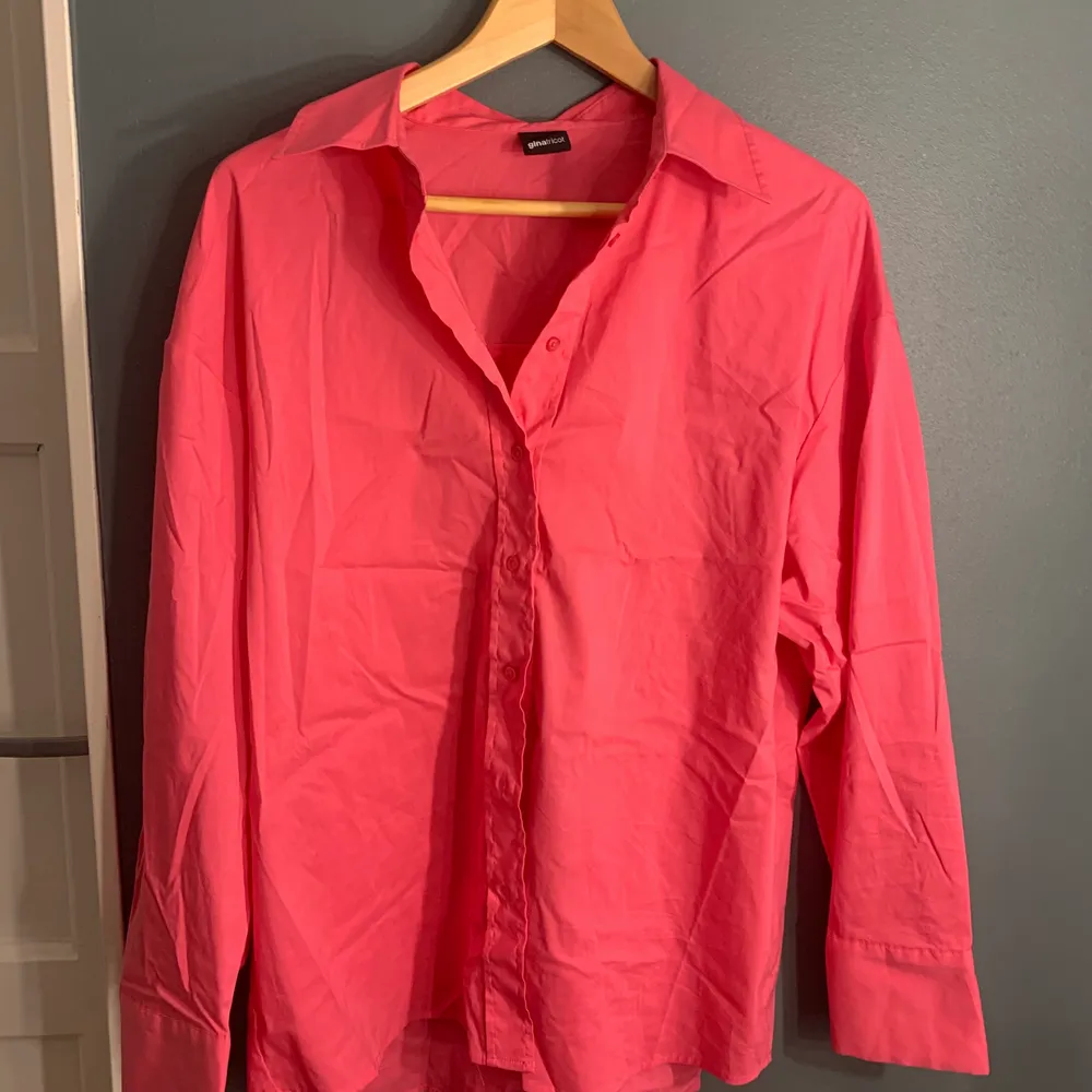 Två första bilderna är lånade!!! Super fin rosa skjorta från Gina tricot i storlek 36 men den är lite oversized! . Skjortor.