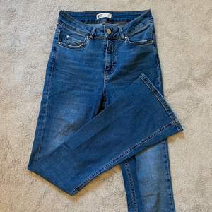 Supersnygga och trendiga jeans i en mörkblå färg. Köparen står för frakten💙
