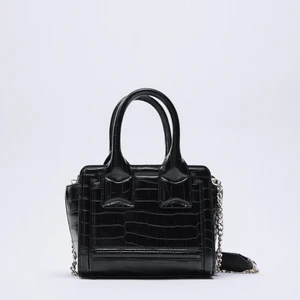 Zara väska  - Säljer denna superfina väska från Zara! Den är väl använd. Kom privat för fler bilder💘