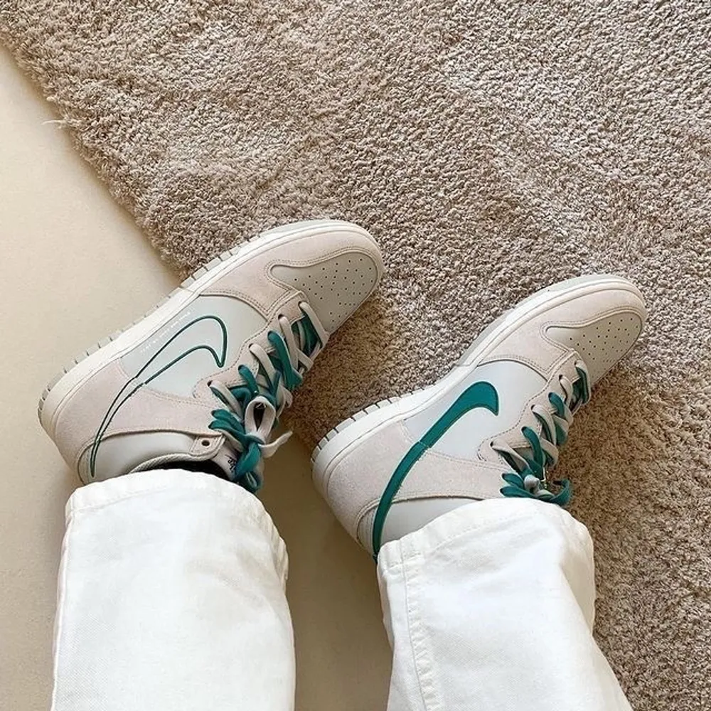 Säljer dessa Nike Dunk High i färgen Green Noise (beige/grå/grön). Helt nya och oanvända, perfekta nu till hösten! Pris: 1900 💚 Såldes på Restocks. Skor.