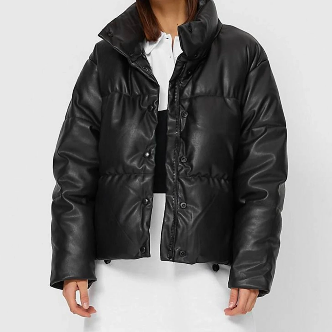 Svart pufferjacka i läderimitation