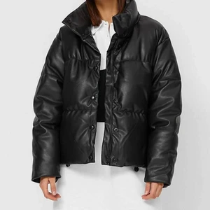 Svart pufferjacka i läderimitation  - Svart pufferjacka i läderimitation S helt oanvänd, säljer pga fel storlek 