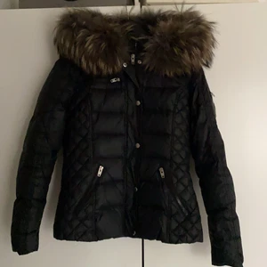 Vinterjacka  - Hej! Säljer en Rockandblue vinterjacka som är i kort modell. Den har en mörkare päls och säljs pga att jag köpte en ny förra året. Sedan dess har den bara stått i min garderob och inte kommit till någon användning. Köptes i Triangeln i Malmö.