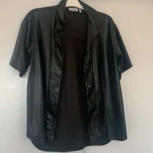 Kortärmad skinnjacka - Kortärmad skinnjacka från weekday i superbra skick! Modellen är väldigt oversized så skulle säga att det passar folk från storlek xs-l!❤️‍🔥