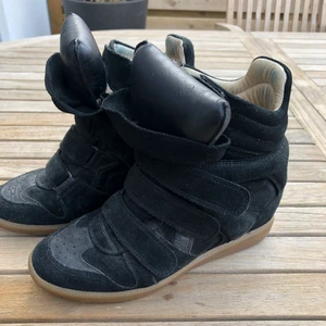 Isabel Marant stl 39 - Isabel Marant i stl 39. Något slitna och lagade hos skomakare en gång (bild 3)