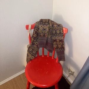Stickad tröja - Stickad tröja från Zara! Står L men sitter som på bilderna på mig som har S. Fint skick och sticks ingenting! 