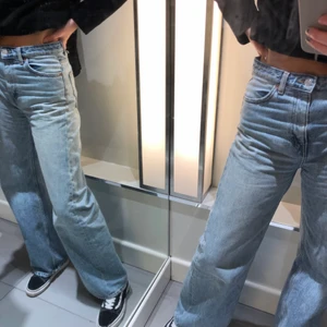 Blå raka jeans - De perfekta raka jeansen som även är lite utsvängda. 
