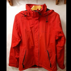 Everest skaljacka - Skick: 7/10 - Strlk: 38 - Dam                                                                                     En relativt gammal skaljacka från Everest som är vattentät och slittålig. Den har 3 mindre fläckar på framsidan och därav är skicket 7/10, annars är den fin och fungerar bra. Hör gärna av er för mer bilder och info:)