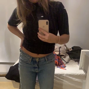 Stickad t-shirt - Mörklila ribbad polo t-shirt. Använd 2 gånger, i nyskick. 